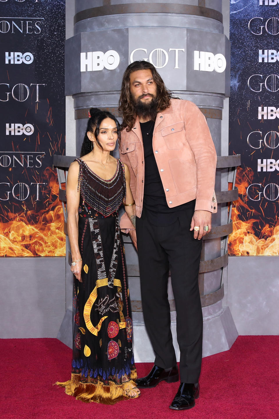 <p>Además de las estrellas que siguen en la serie, tampoco se perdieron la premiere de la octava temporada otros de los actores que han pasado por la ficción de HBO. Fue el caso de Jason Momoa, que posó en la alfombra roja con su esposa Lisa Bonet. (Foto: Caitlin Ochs / Reuters). </p>