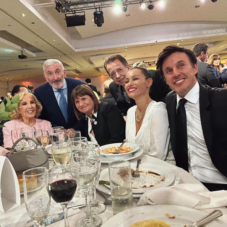 Mirtha Legrand, Guillermo Yanco, Patricia Bullrich, Héctor Vidal Rivas, Carolina Ardohain y Roberto García Moritán (Foto: Instagram @pampitaoficial)