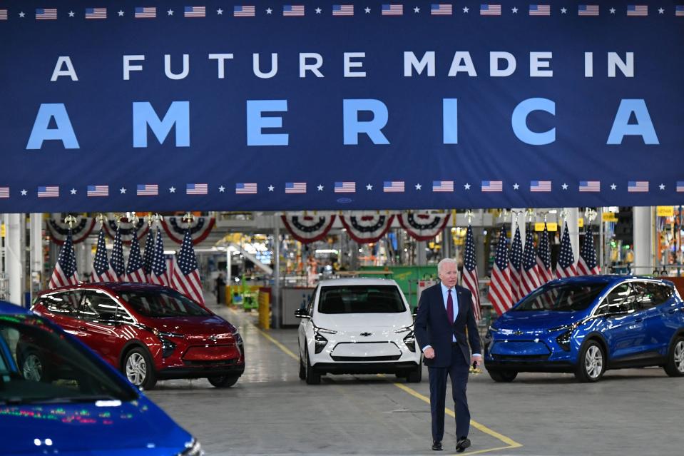 El presidente de los Estados Unidos, Joe Biden, camina cerca de los vehículos Chevy cuando llega para hacer comentarios durante una visita a la planta de ensamblaje de vehículos eléctricos General Motors Factory ZERO en Detroit, Michigan, el 17 de noviembre de 2021. (Foto de MANDEL NGAN /AFP vía Getty Images)