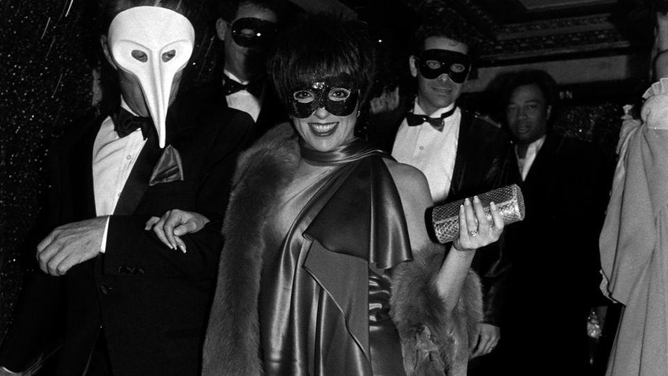 Halston and Liza Minnelli arrive at the Diamond Horseshoe club for a Halloween party in 1988. - Thomas Iannaccone/WWD/Getty Images
