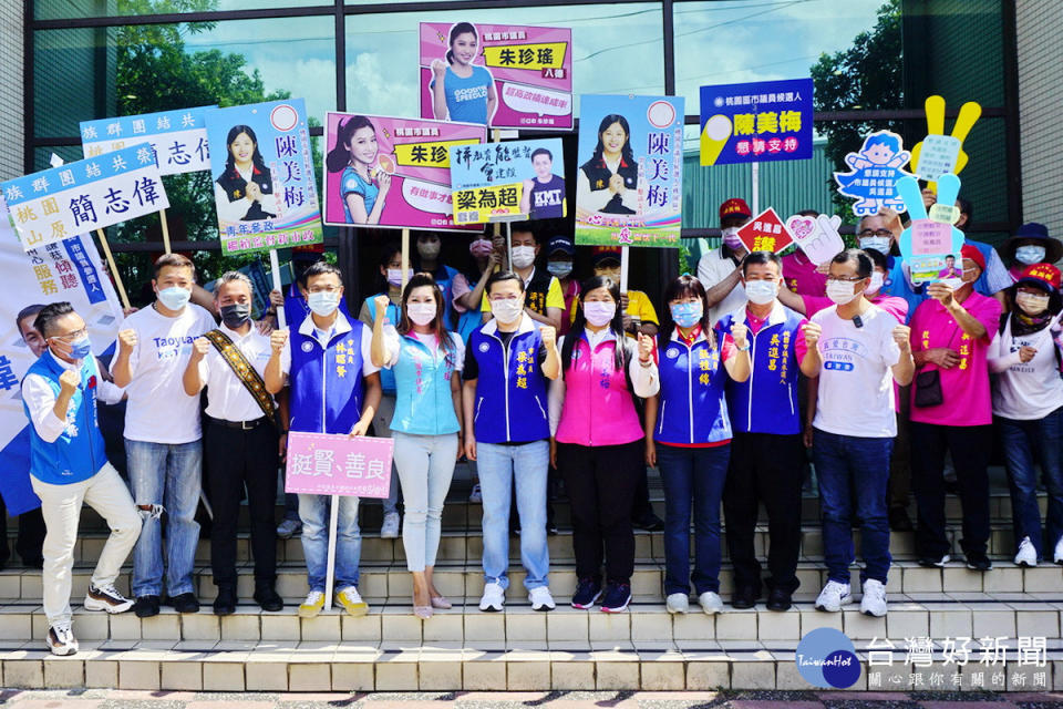 國民黨桃園青年問政連線7位市議員，在前台北市議員羅智強、立委洪孟楷的陪同中完成登記。