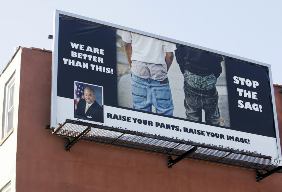 Nicht nur in Opa-locka versuchte die Politik gegen tiefhängende Hosen vorzugehen. In New York hingen sogar riesige Plakate. Foto: AP Photo / Robert Mecea