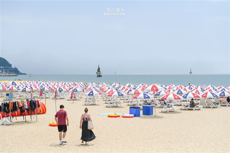 南韓釜山海雲台的遮陽傘排列整齊。（圖／許傑提供）