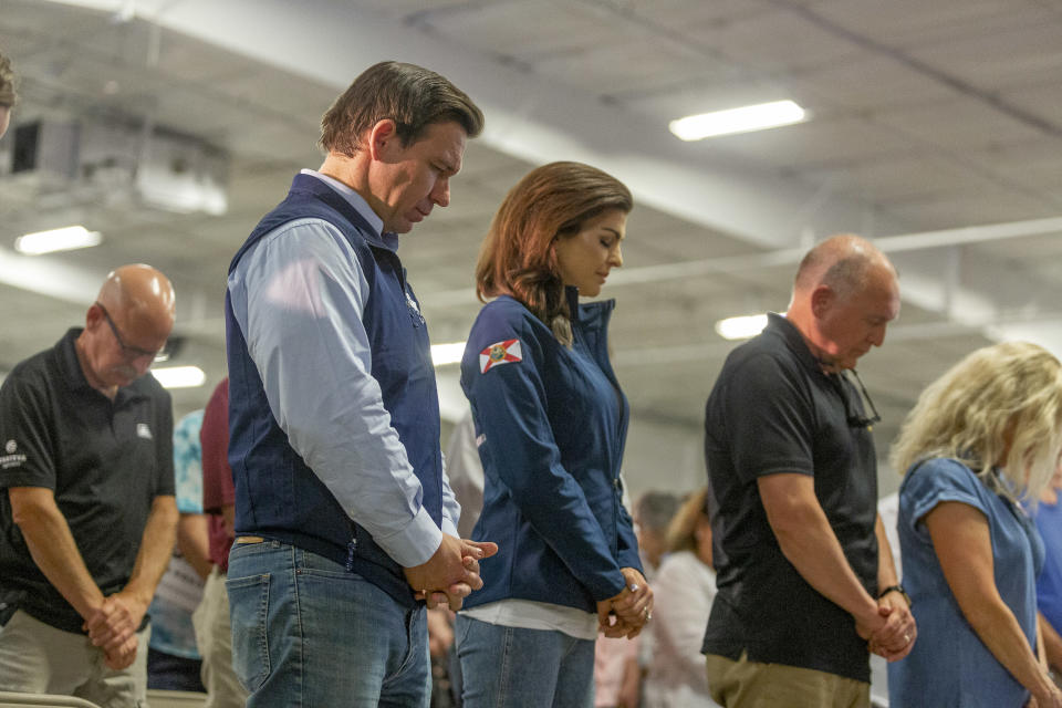 El gobernador de Florida Ron DeSantis y su esposa Casey rezan durante una parada de campaña en Hawkeye Downs Speedway & Expo Center en Cedar Rapids, Iowa, el 31 de mayo de 2023. (Rachel Mummey/The New York Times)