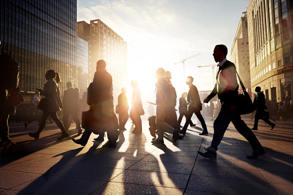 Trabajadores acuden pronto por la mañana a las oficinas en el centro de Londres. Foto: Getty Images. 