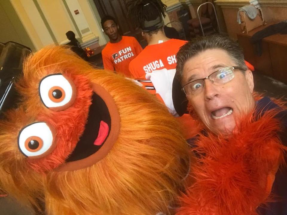Dave Raymond poses with Philadelphia Flyers mascot Gritty.