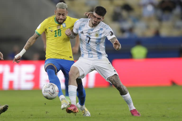 Una imagen típica en la noche del Maracaná: De Paul, a la marca sacrificada de Neymar