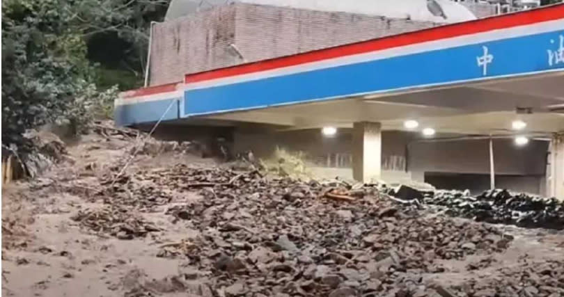  南豐村加油站再度被土石流掩埋。（圖／記者爆料網）