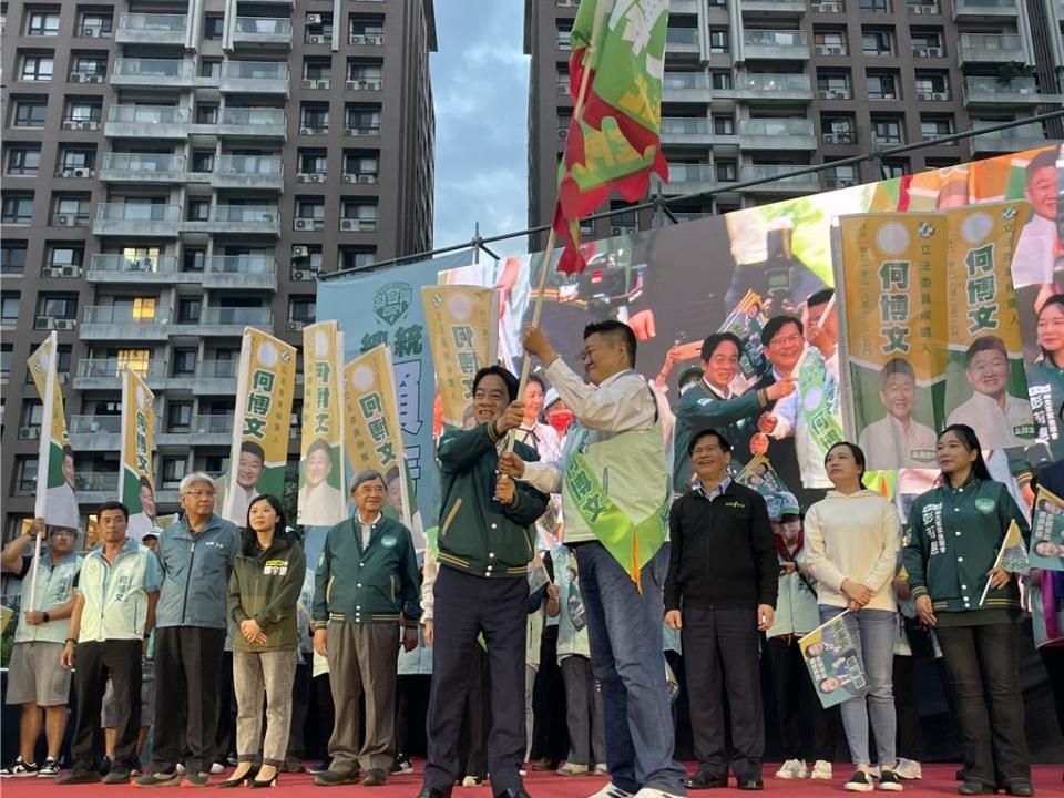 民進黨總統參選人賴清德（左）出席新北市第一選區立委參選人何博文競選總部成立大會，親自為何博文授旗、披彩帶，展現團結氣勢。（蔡亞樺攝）