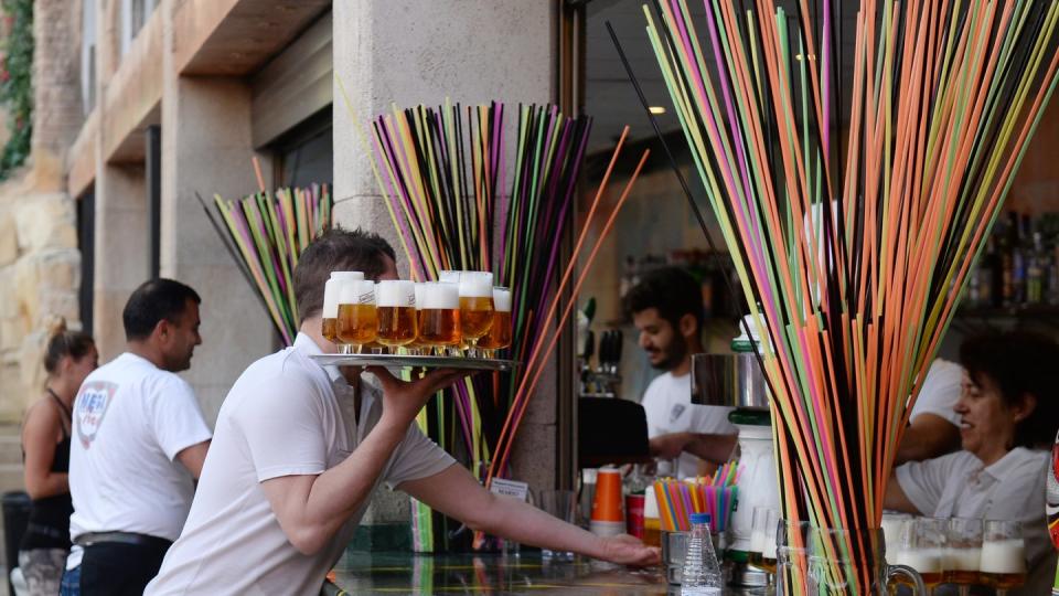 Kellner und lange Strohhalme für das «Eimersaufen» im Megapark an der Playa de Palma in S'Arenal.