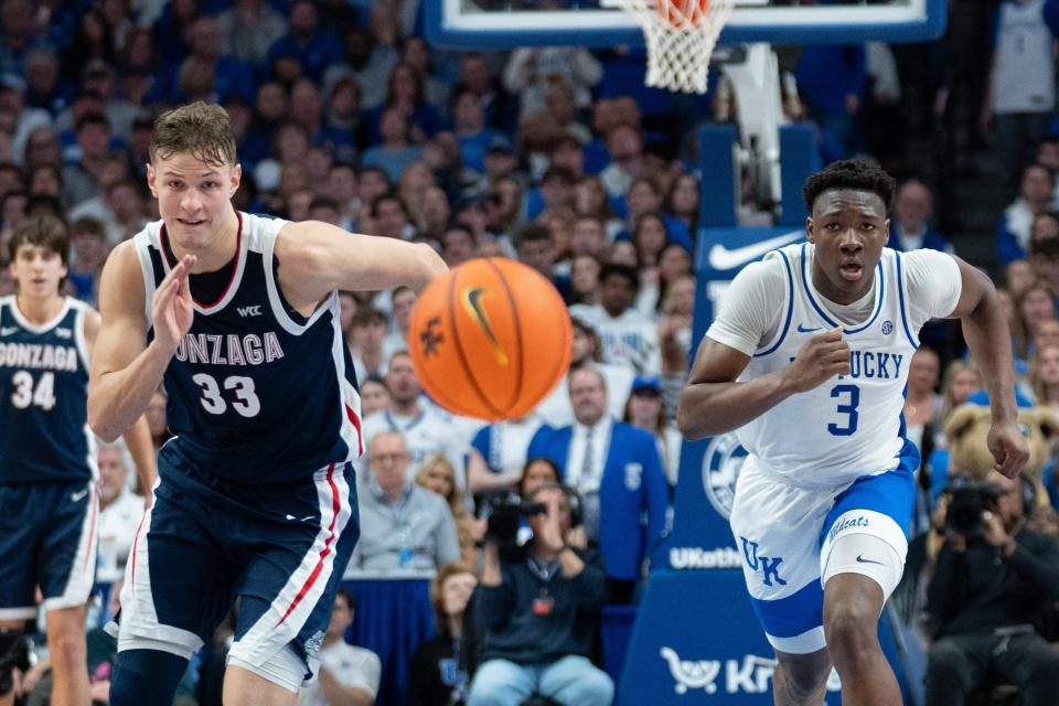 Kentucky guard Adou Thiero (3) and Gonzaga forward Ben Gregg race toward the ball. Thiero scored 15 points Saturday.