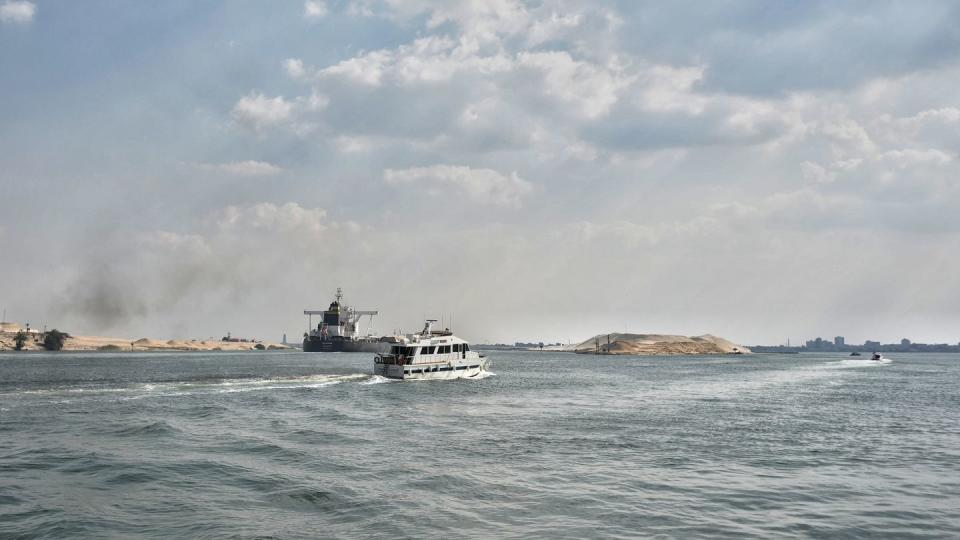 Nach tagelanger Blockade durch einen quergestellten Riesenfrachter gibt es im Suezkanal wieder Schiffsbewegung.