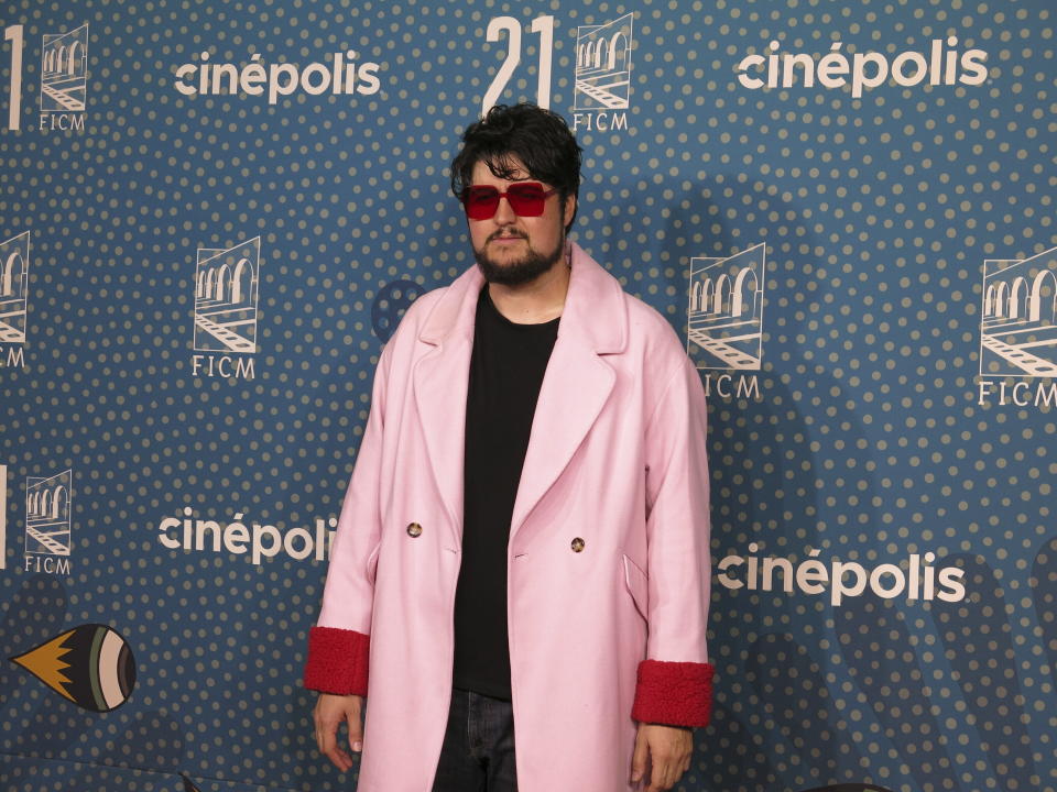 El actor mexicano Fernando Bonilla posa en la alfombra roja de la película "Perdidos en la noche" en el Festival Internacional de Cine de Morelia en Morelia, México, el domingo 22 de octubre de 2023. (Foto AP /Berenice Bautista)