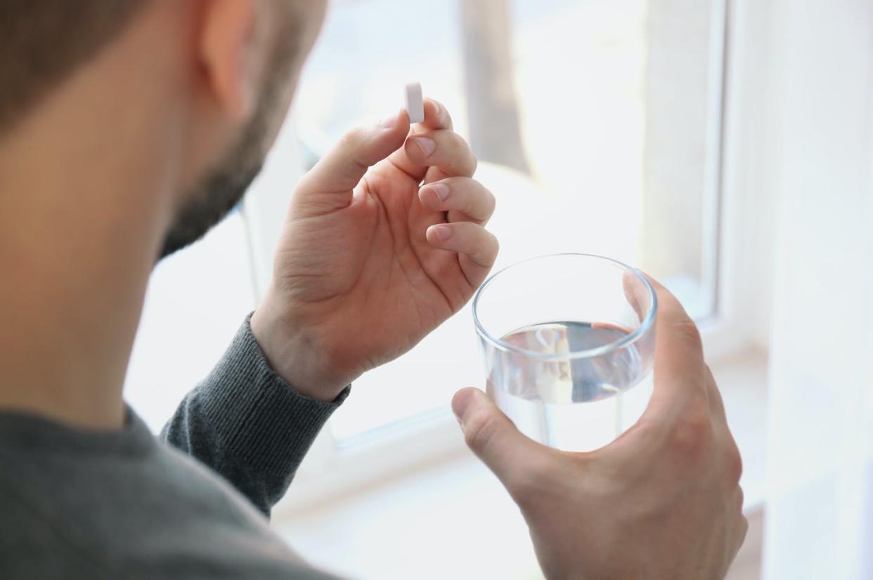 <a href="https://www.shutterstock.com/es/image-photo/handsome-young-man-taking-pill-home-620561855" rel="nofollow noopener" target="_blank" data-ylk="slk:Africa Studio / Shutterstock;elm:context_link;itc:0;sec:content-canvas" class="link ">Africa Studio / Shutterstock</a>