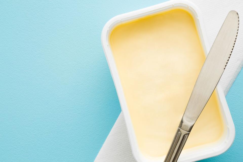 Ob Sie für Ihren Kuchen Butter oder Margarine verwenden, spielt im Ergebnis eigentlich keine Rolle. Selbst Öl eignet sich hervorragend als Ersatz. Wenn Sie hingegen stattdessen auf Mandelmus zurückgreifen, sollten Sie sich bewusst sein, dass sich der Geschmack der Teigware am Ende verändert. Die Konsistenz hingegen bleibt auch hier gleich. (Bild: iStock/FotoDuets)