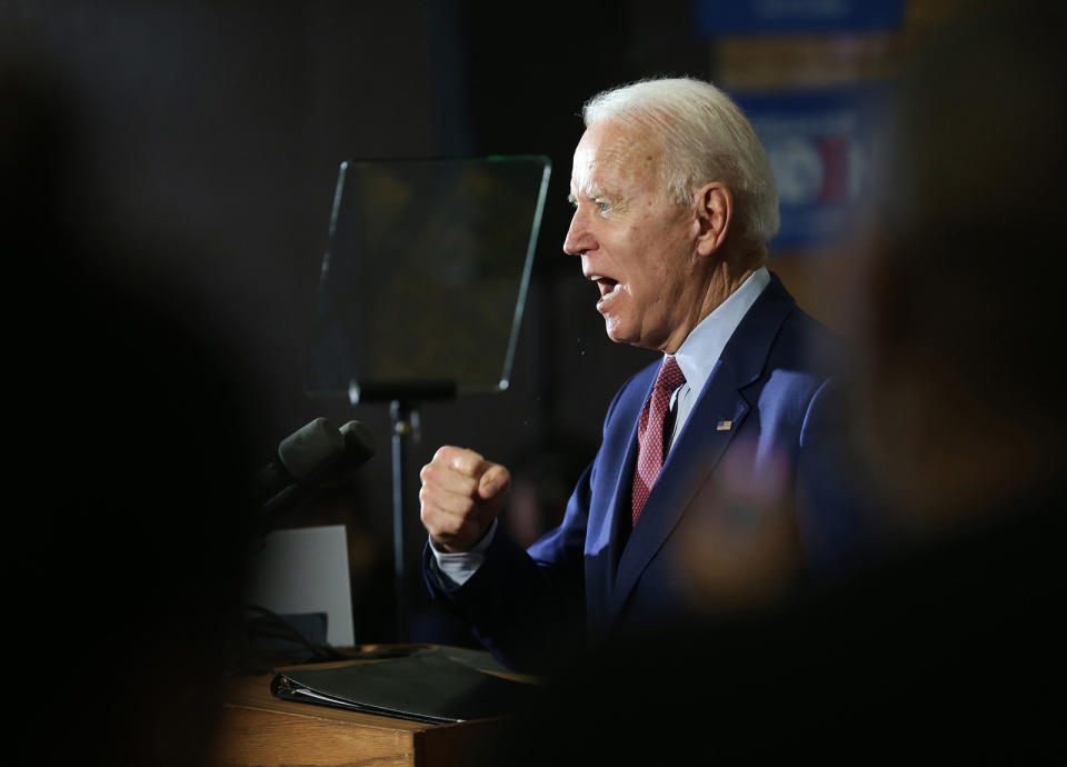 El exvicepresidente Joe Biden habla con los medios de comunicación y un puñado de simpatizantes en Berston Field House el 9 de marzo de 2020, en Flint, Michigan. (John J. Kim/Chicago Tribune/Tribune News Service via Getty Images)