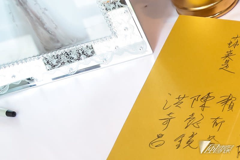 國民黨政策會執行長蔡正元與洪菱霙21日於萬豪酒店舉辦婚禮，賓客簽名冊上最左邊出現一個洪奇昌的簽名。（顏麟宇攝）