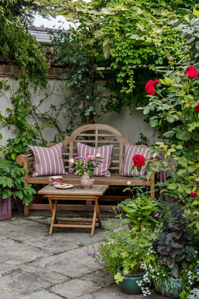 Foto de Spiritual home balcony decor with heather flowers