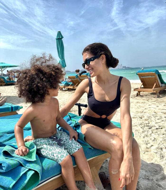 Hiba Abouk y su hijo mayor