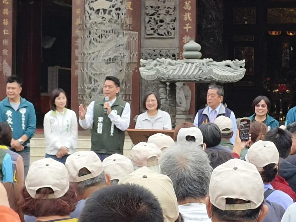 李柏毅說，未來會用最快的速度，推動捷運線紫線從高鐵站進右昌、從高雄大學到橋科，同時也會力促楠梓鐵路立體化；自己有信心在中央8年完成這些重大建設，希望各位鄉親牽成，讓自己進入立法院，為地方繼續拚搏未來。（林雅惠攝）