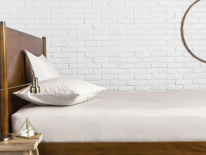 These Parachute Luxury Percale sheets are crafted in Portugal from 100% premium, certified long-staple Egyptian cotton for a breathable, cool to the touch material that's great if you get hot a night. <strong><a href="https://fave.co/2YQMnKF" target="_blank" rel="noopener noreferrer">Find it at Parachute.</a></strong>