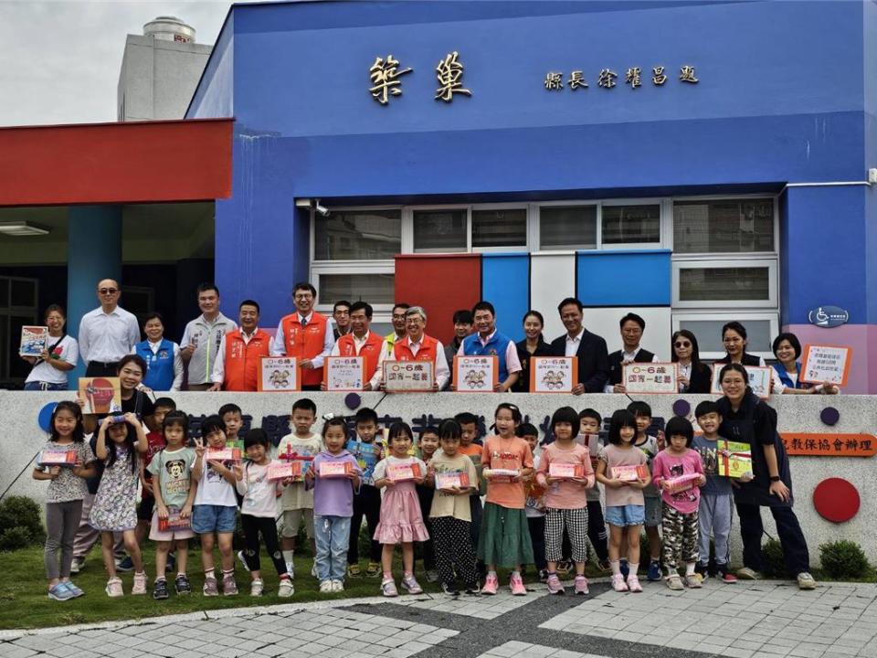 行政院長陳建仁等人參訪苗栗縣幼兒園。（李京昇攝）