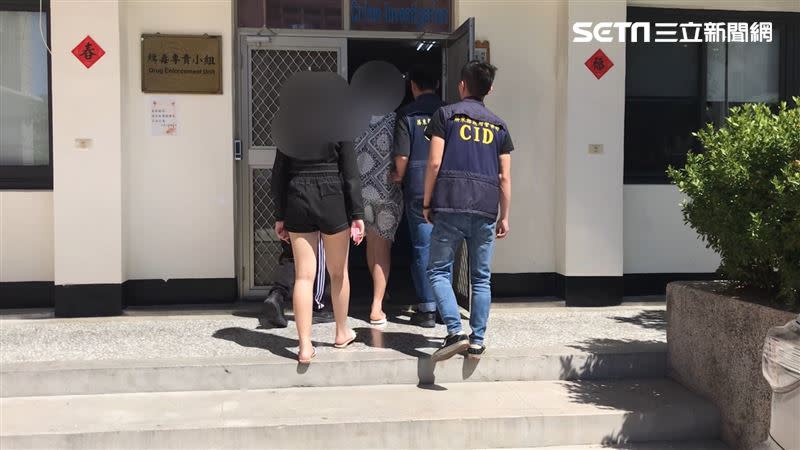 周女與其男友被警方帶回調查，全案依違反毒品危害防制條例移送偵辦。（圖／翻攝畫面）