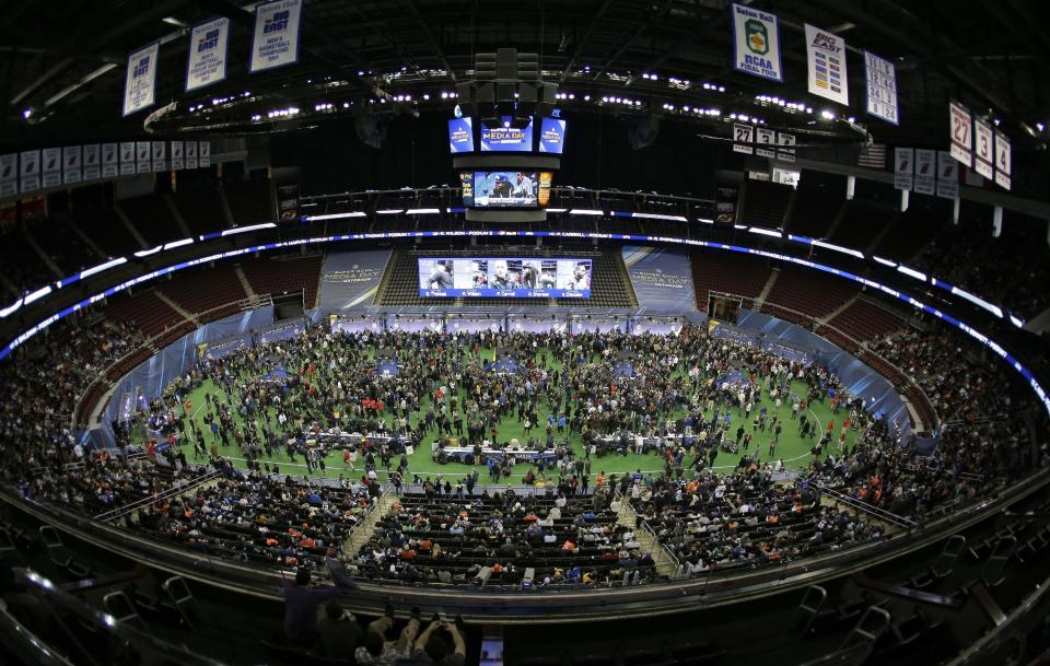 Vista de la arena de hockey donde se realizó el día de prensa del Super Bowl, el martes 28 de enero de 2014. (AP Foto/Charlie Riedel)