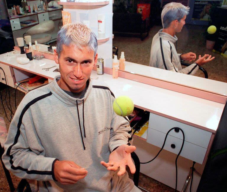 Marcelo Charpentier, con LA NACION en la peluquería, la noche previa a su debut en la Copa Davis, en 1997, al teñirse el pelo de celeste y blanco