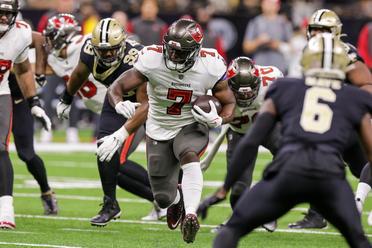 Tampa Bay Buccaneers running back Leonard Fournette (7) runs against the New Orleans Saints.