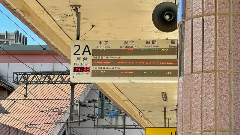 ▲有網友PO文詢問，用手機拍不到完整的火車時刻表。（圖／爆廢公社二社）