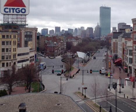 Photo: City on lockdown; an empty Kenmore Square in #Boston, Mass. (via Twitter <a href="https://twitter.com/AnthonyQuintano" rel="nofollow noopener" target="_blank" data-ylk="slk:@AnthonyQuintano;elm:context_link;itc:0;sec:content-canvas" class="link ">@AnthonyQuintano</a>)