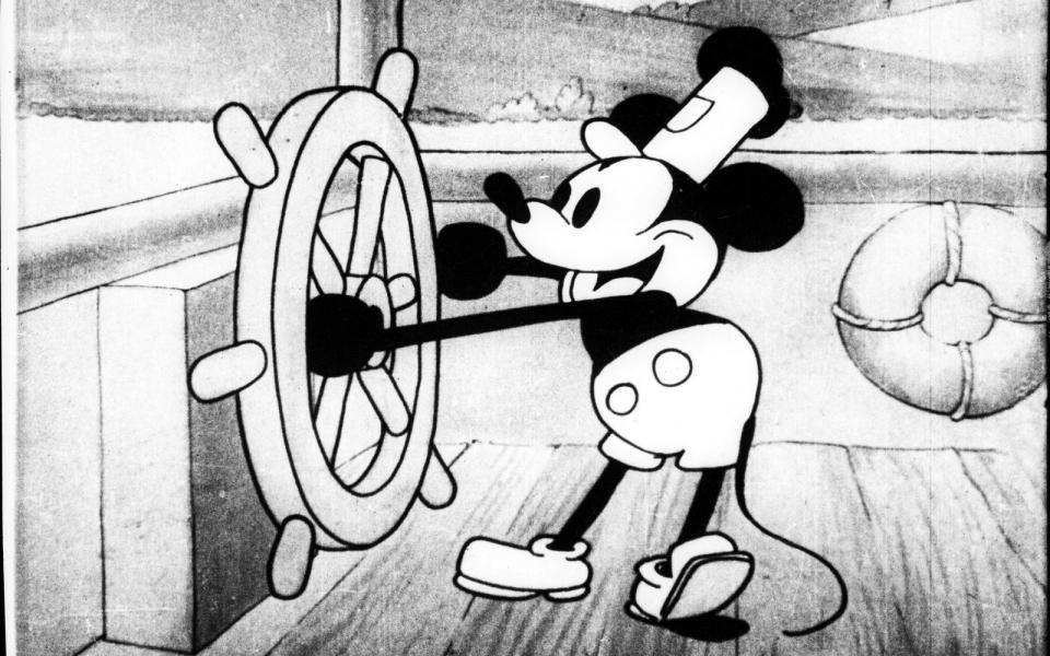 <p>Die Figur Micky Maus war erstmals 1928 in "Crazy Plane" zu sehen, ihren ersten größeren Auftritt hatte sie dann (ebenfalls 1928) im legendären Kurzfilm "Steamboat Willie". Zu Beginn sollte das spätere Disney-Wappentier übrigens nicht Micky, sondern Mortimer Maus heißen. (Bild: Disney)</p> 