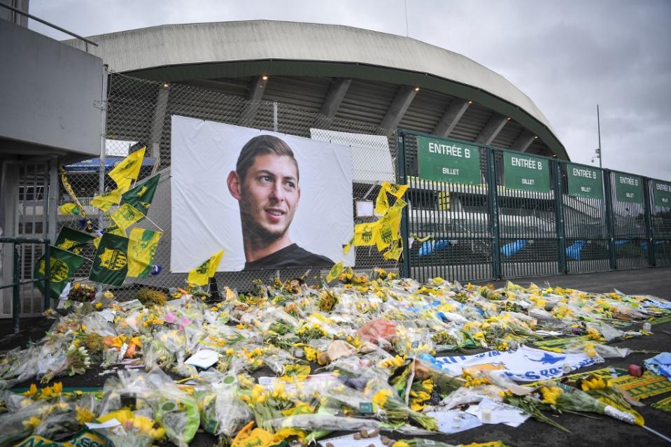 Le monde du football a dû faire le deuil d'Emiliano Sala en début d'année 2019. Le footballeur argentin quitte le FC Nantes pour signer à Cardiff, en Premier League, le 19 janvier 2019. Deux jours plus tard, l'avion qui le conduit de la France au Royaume-Uni s'abîme dans la Manche suite aux mauvaises conditions météorologiques. Les recherches prennent des jours et des jours.<strong> Le corps d'Emiliano Sala est finalement identifié le 7 février 2019. Il est décédé à 28 ans</strong>, tragiquement. Dans la foulée, les hommages seront nombreux et émouvants, pour un footballeur que tout le monde appréciait.