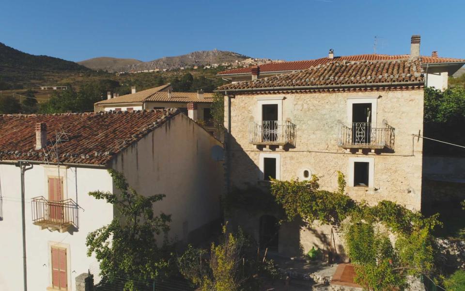 El ganador, por menos de 100 dólares, sería el dueño de una casa campestre de tres pisos en el parque nacional Gran Sasso de Abruzos, valorada en 282,000 dólares. ( Foto Travel+Leisure)