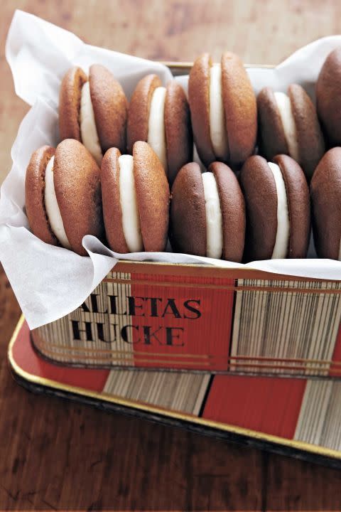 Chocolate Whoopie Pies With Peppermint Filling