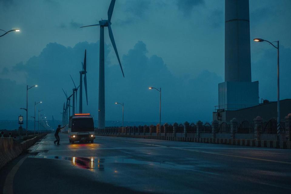 影片呈現帶有科幻味的台中風景，是在環港北路取景。（牽猴子行銷提供）