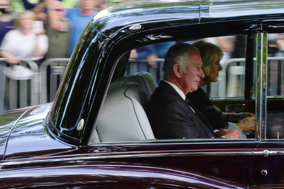 Rey Carlos III y la reina consorte llegan al Palacio Buckingham en Londres después de venir de Balmoral tras el fallecimiento de la reina Isabel II. Septiembre 9, 2022. (Photo by Victoria Jones/PA Images via Getty Images)