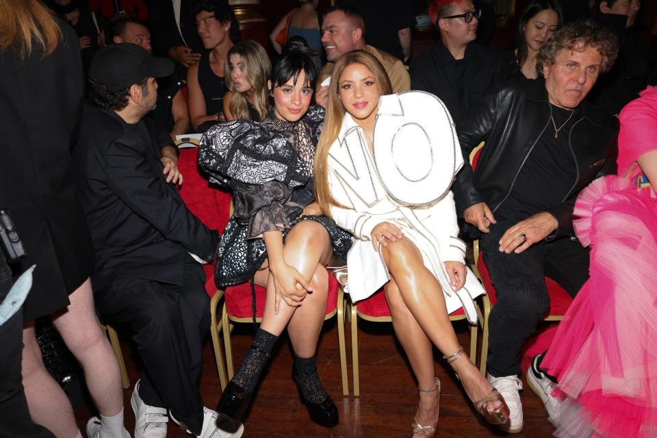 Camila Cabello y Shakira. Pierre Suu/Getty Images