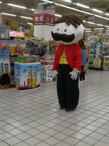 老外在台灣超市驚見品克先生真面目 | Pringles guy is seen wearing his signature haircut, mustache, and watery eyes, and is dressed in yellow with a red suit jacket. (Courtesy of @varda2_varda<br>/Twitter)