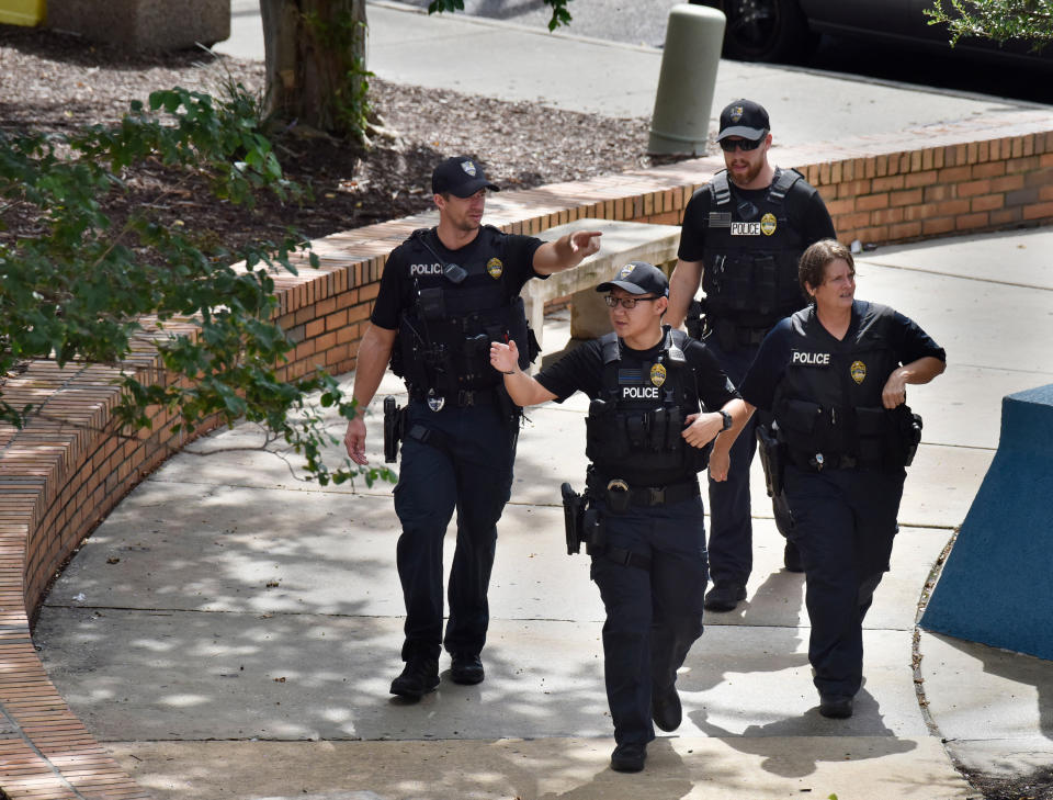 La policía recorre un centro comercial donde un agresor baleó a varias personas en Jacksonville, Florida, el domingo 26 de agosto de 2018. (Will Dickey/The Florida Times-Union vía AP)