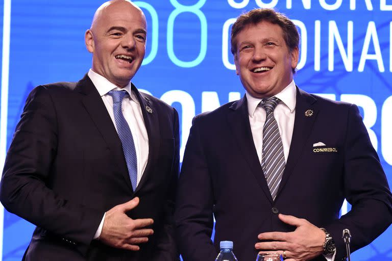 El presidente de la FIFA, Gianni Infantino, con la máxima autoridad de la Conmebol, Alejandro Domínguez