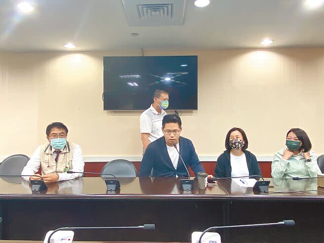 台南市議會民進黨團昨天舉行黨團會議，市長黃偉哲（左一）也到場，右二為將角逐議長的民進黨團發言人邱莉莉。（曹婷婷攝）