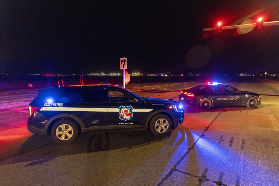 Vehículos patrulla de la policía bloquean una avenida frente al casino Oneida en Green Bay, Wisconsin, debido a informes de que alguien había baleado a un número indeterminado de personas en el lugar, el sábado 1 de mayo de 2021. (AP Foto/Mike Roemer)