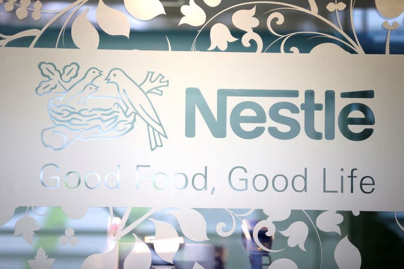 El logotipo de Nestlé en la puerta del supermercado de la sede de Nestlé en Vevey