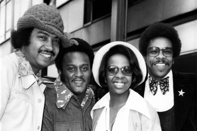 Photo of Gladys KNIGHT and Gladys KNIGHT & The Pips; Group portrait at Heathrow airport - L-R William Guest, Ed Patten, Gladys Knight and Bubba Knight -,   - Credit: Echoes/Redferns