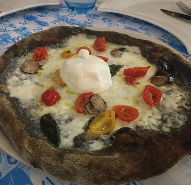 Una pizza con carbón activado.