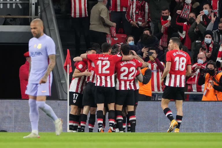 Festeja el Athletic de Bilbao ante su gente y lo sufre Dani Alves; los vascos dejaron en el camino a Barcelona en la Copa del Rey