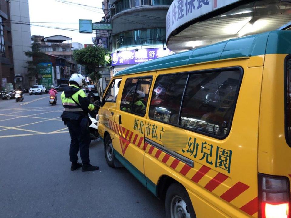 新北市警方自明(2/22)起將進行為期2周的學童交通車稽查，   圖：新北市交通大隊/提供