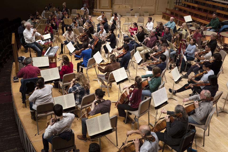 Benjamin Zander dirige a la Orquesta Filarmónica de Boston durante un ensayo de la Novena sinfonía de Beethoven en la sala Symphony Hall de Boston, el 19 de febrero de 2023. (Foto AP/Michael Dwyer)